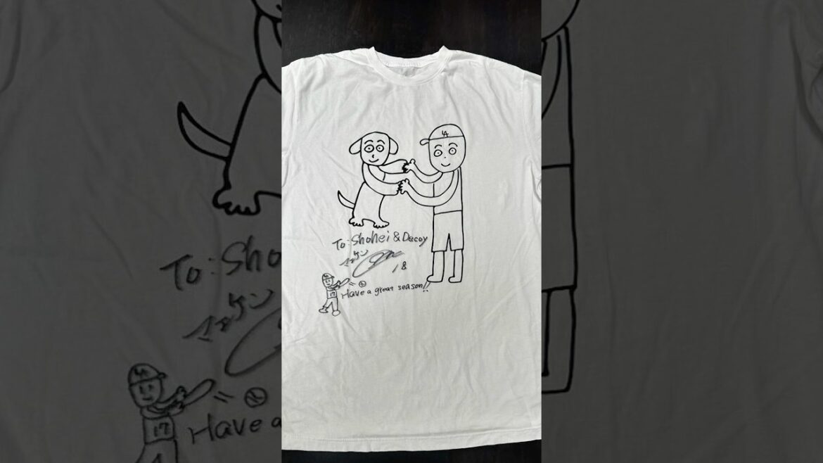 Dodgers Otani Shohei is delighted to receive an autograph from painter Maeken! Dodgers Otani Shohei is delighted to receive an autograph from painter Maeken!