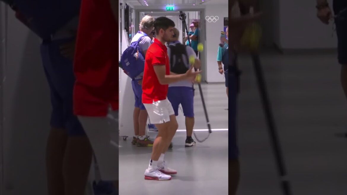 Watch Carlos Alcaraz show off his juggling skills at #Paris2024  🎾#Olympics