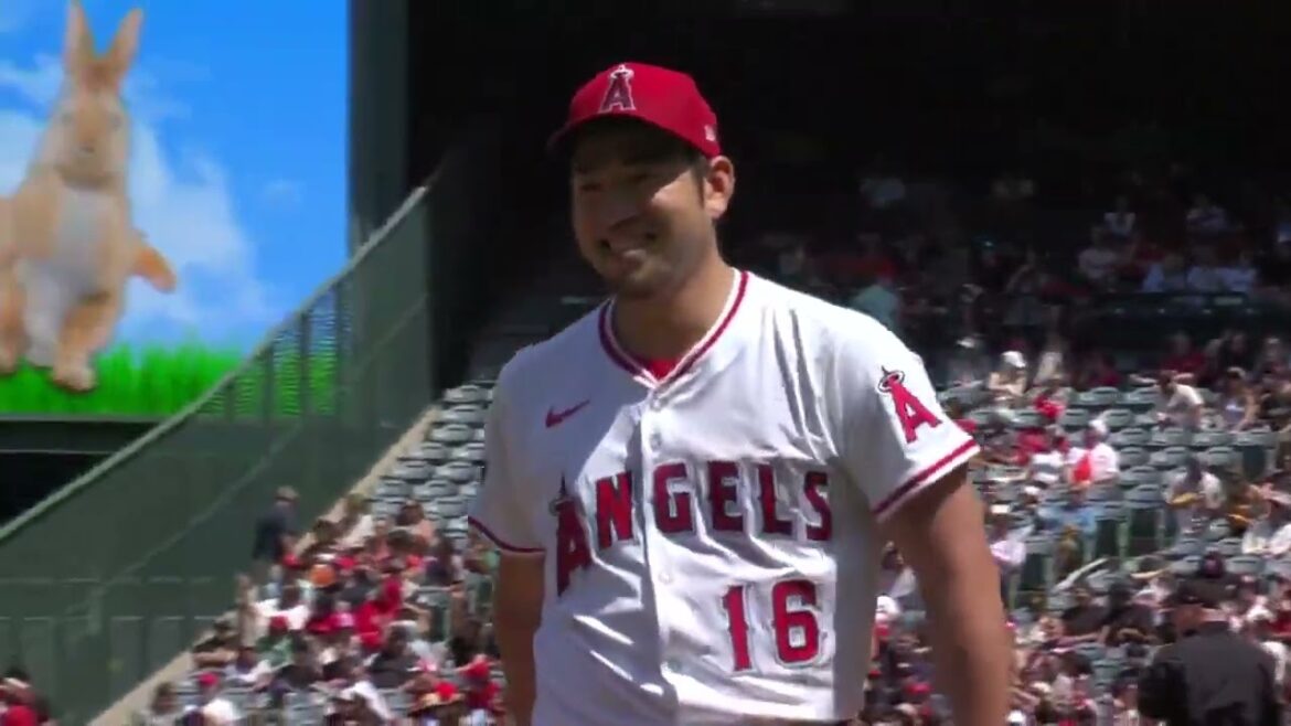 Yusei Kikuchi snags the liner behind his back! 😮 Yusei Kikuchi snags the liner behind his back! 😮
