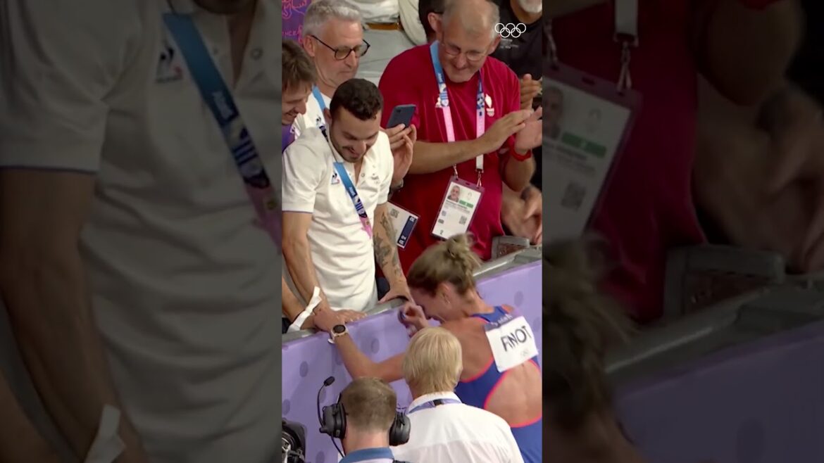 Alice Finot proposed to her boyfriend with an Olympic pin at #Paris2024 ❤️