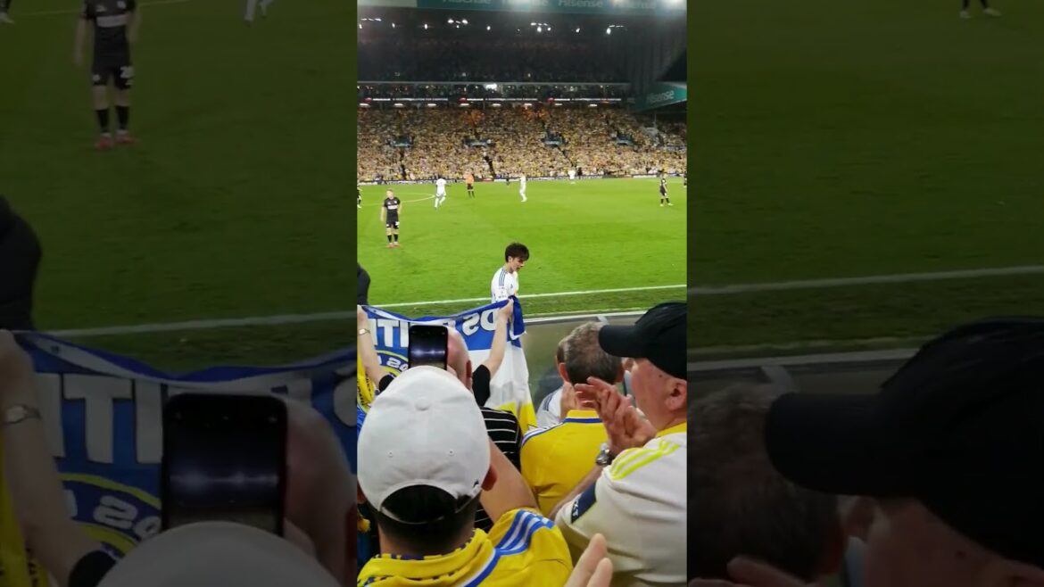 Leeds United AO Tanaka and Brenden Aaronson against Bristol City. #leedsunited #championship #leeds