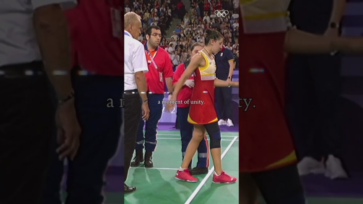 He Bingjiao's tribute to Carolina Marín after her injury during the semifinal. 🏸❤️
