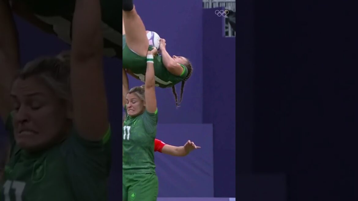 That epic moment when Erin King caught her teammate Emily Lane during the #Paris2024 rugby sevens. 🏉