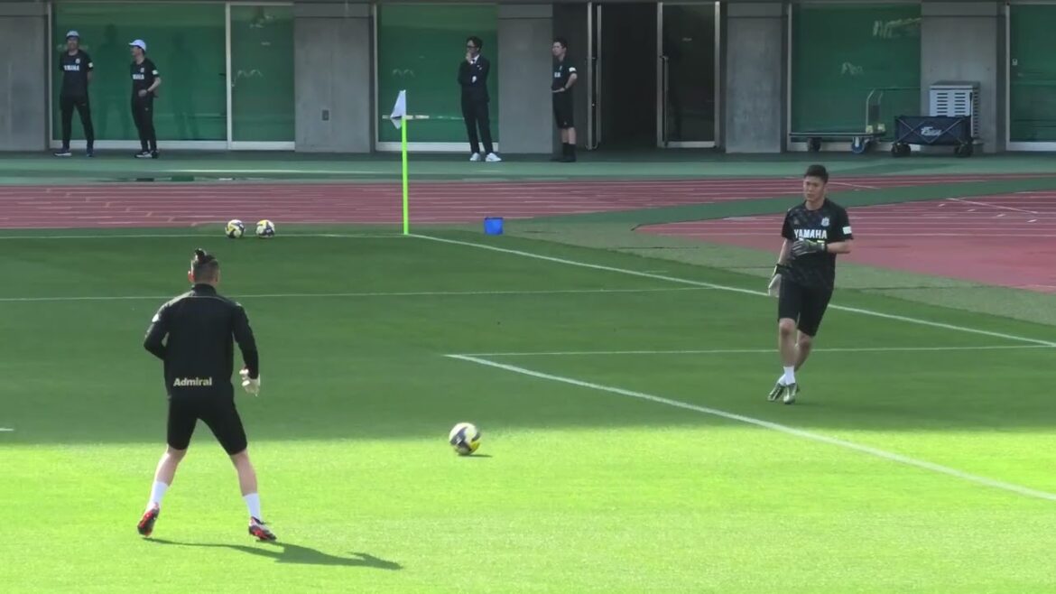 Jubilo Iwata GK Kawashima Eiji and Abe Koto take the pitch → warm up → Ehime FC field player on the pitch 2025/6/11 J2 Round 19 Eco Pastadium