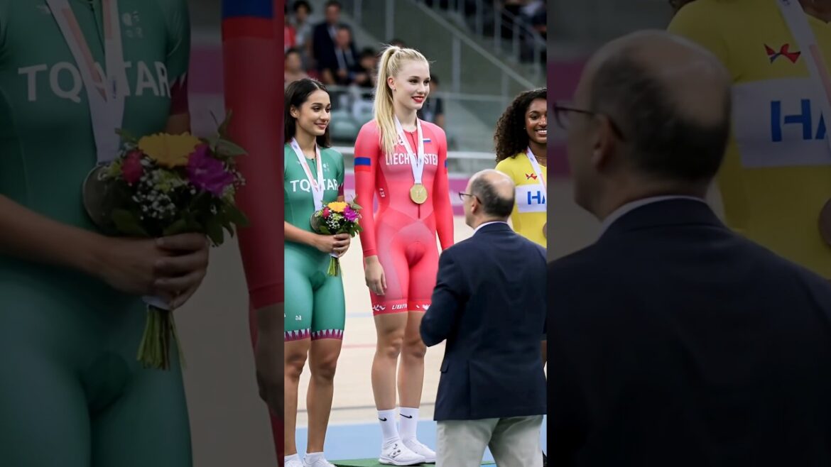 🏅Silver medalist intercepts the bouquet of flowers #beauty #athlete #cycling #olympics #motivation