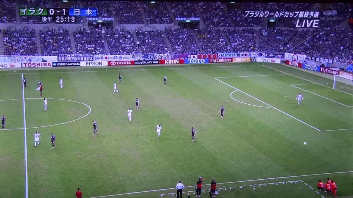 Goalkeeper Kawashima kicked the ball...