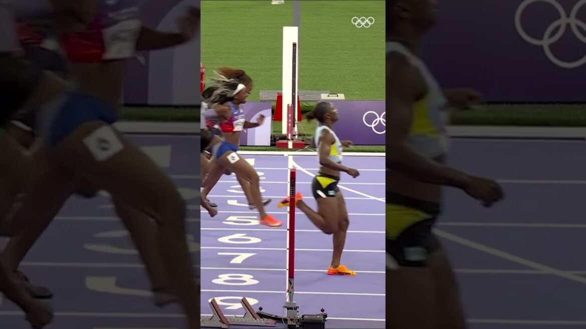 The incredible moment when Gabby Thomas crossed the finish line in the Women’s 200m at #Paris2024!