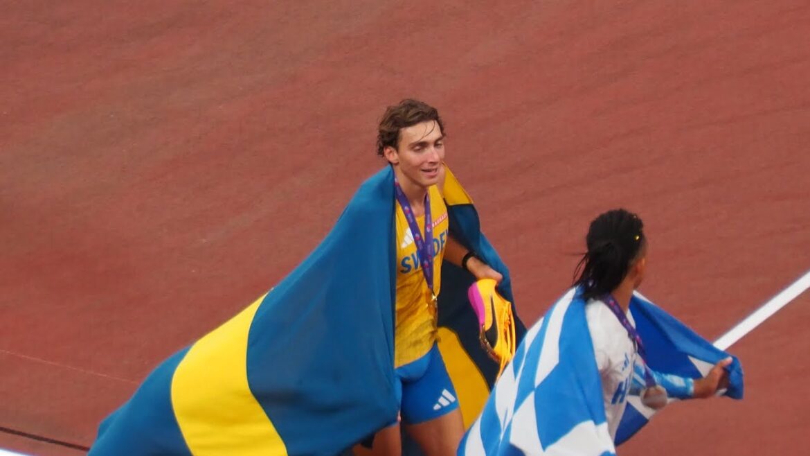 [Photo taken]Tokyo 2025 World Athletics and Field Men's Pole Vault Armando Duplantis achieved a new world record of 6 meters and 30 cm, making him happy.