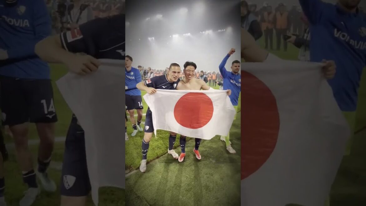 With the Japanese flag in hand, Asano Takuma celebrated his stay in the #Bundesliga 🤩