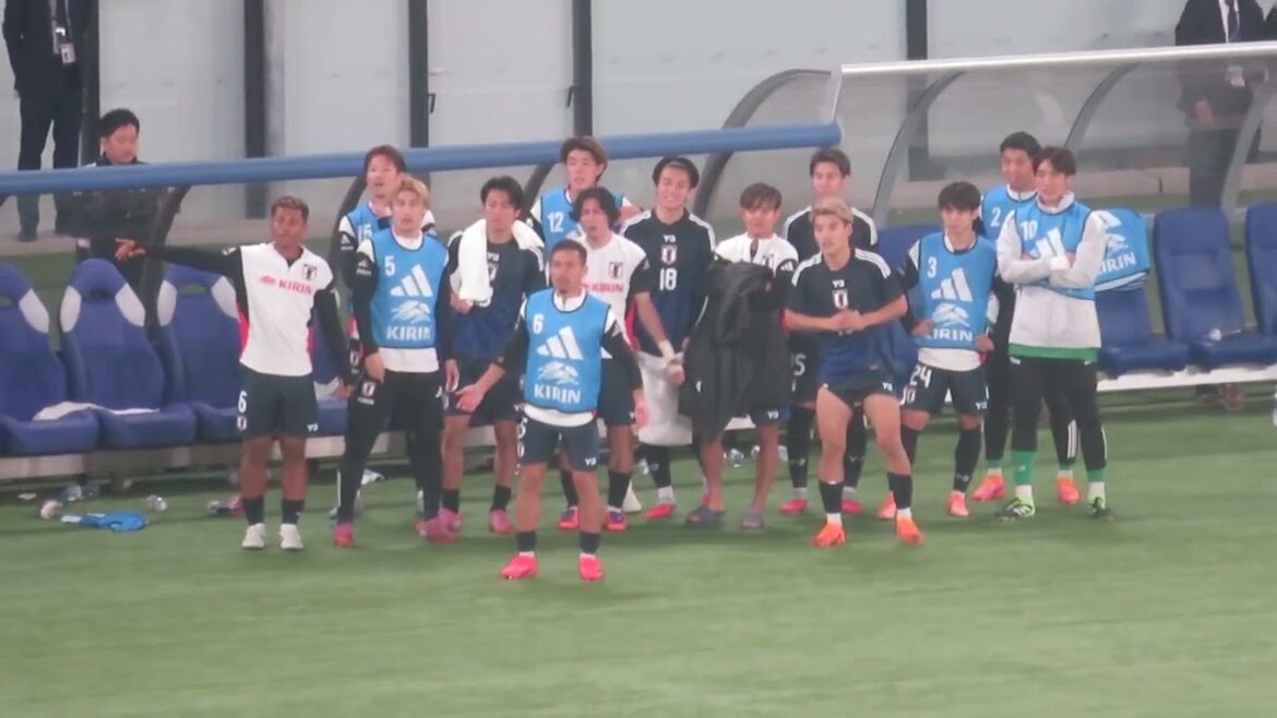 [Against Brazil]A historic victory. Yuto Nagatomo cheers up from the bench. Japan representative bench during stoppage time against Brazil - Moment of victory. 2025/10/14 Japan National Team - Brazil National Team Ajinomoto Stadium