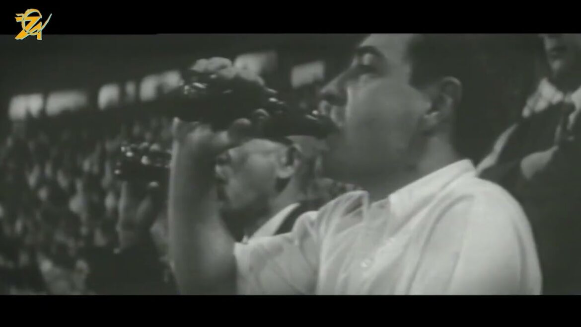 Professional Baseball 1964 All Star Game 1 Kawasaki Stadium. Refreshing Coca-Cola! Both players and fans I felt like coke