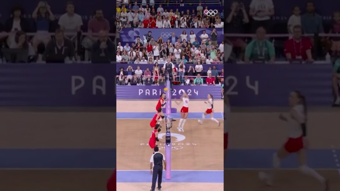 What a move from the setter!💥 #Olympics #Volleyball
