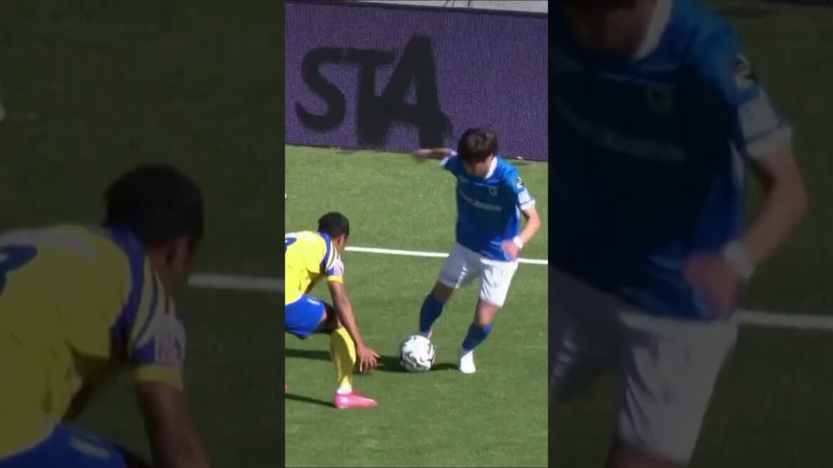 A scene from the Japanese showdown at the Limburg derby ⚔️ One-on-one between #Taiga Hata and #Junya Ito 💥