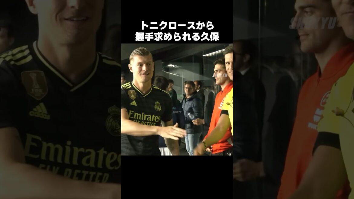 Takefusa Kubo is asked to shake hands by Toni Kroos #shorts #Sociedad #soccer Takefusa Kubo is asked to shake hands by Toni Kroos #shorts #Sociedad #soccer