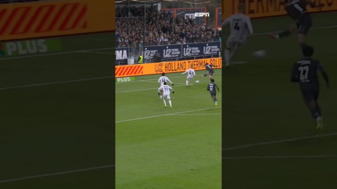 Ayase Ueda makes his 14th of the season and shoots Feyenoord ahead in Velsen-Zuid 🇯🇵🔥 Ayase Ueda makes his 14th of the season and shoots Feyenoord ahead in Velsen-Zuid 🇯🇵🔥