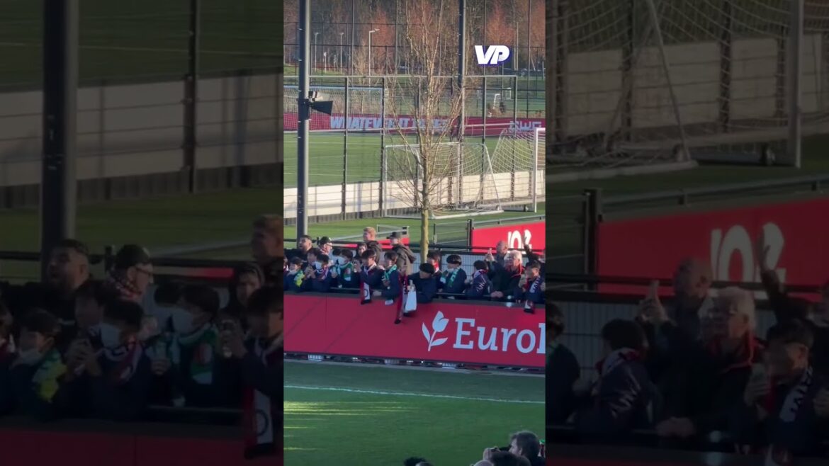 Ayase Ueda waves to Japanese schoolchildren! 👋🏻🇯🇵 #Ueda #Watanabe #Feyenoord #ajafey
