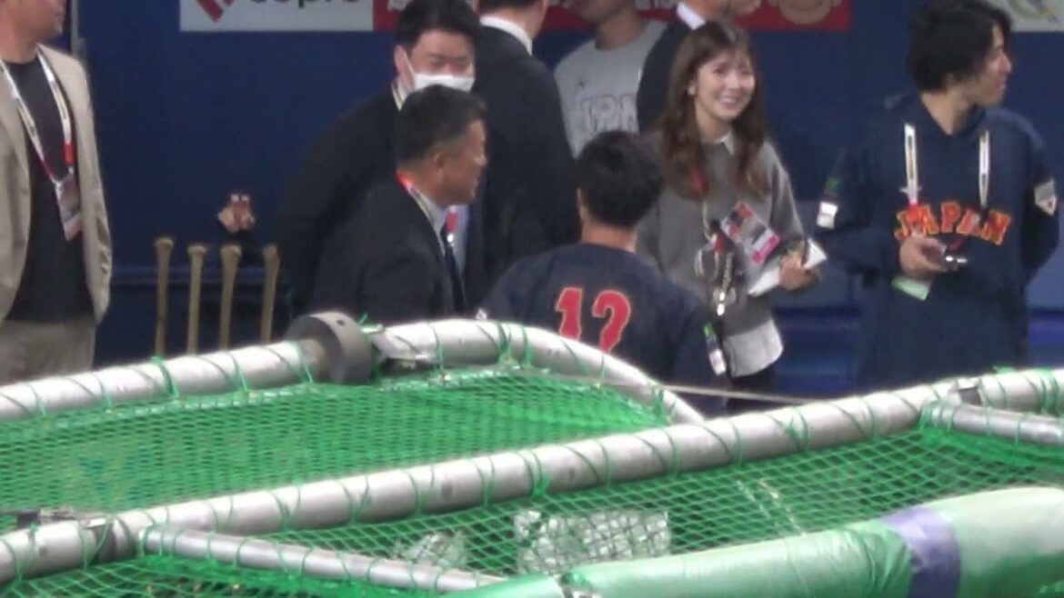 [Shohei Otani][Samurai Japan]players come out for a close-up, and he comes out for a moment and returns to the back of the bench. Local footage
