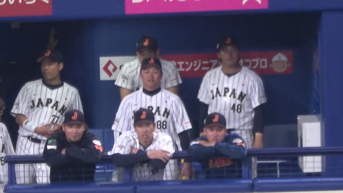 Support member[Yasei Tomatsu]asks[Yusei Kikuchi]about his breaking ball on-site video