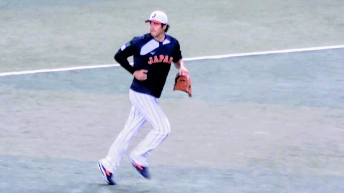 [Shohei Otani]appears on the ground and the stadium is buzzing. Shohei Otani plays a light catch. Local footage[SAMURAI JAPAN]