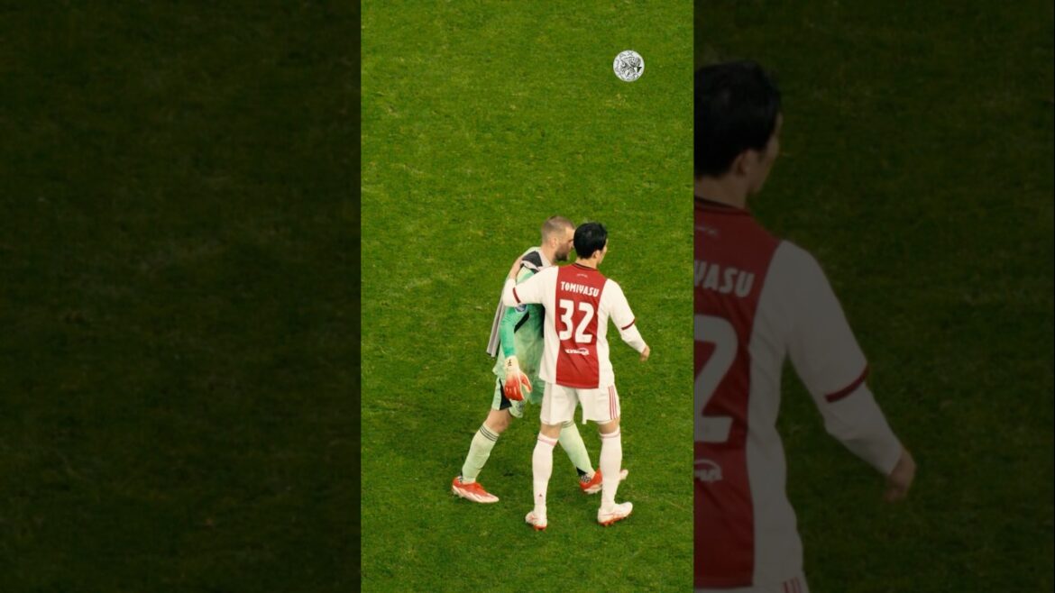 Ajax debut for Maarten Paes! 👏