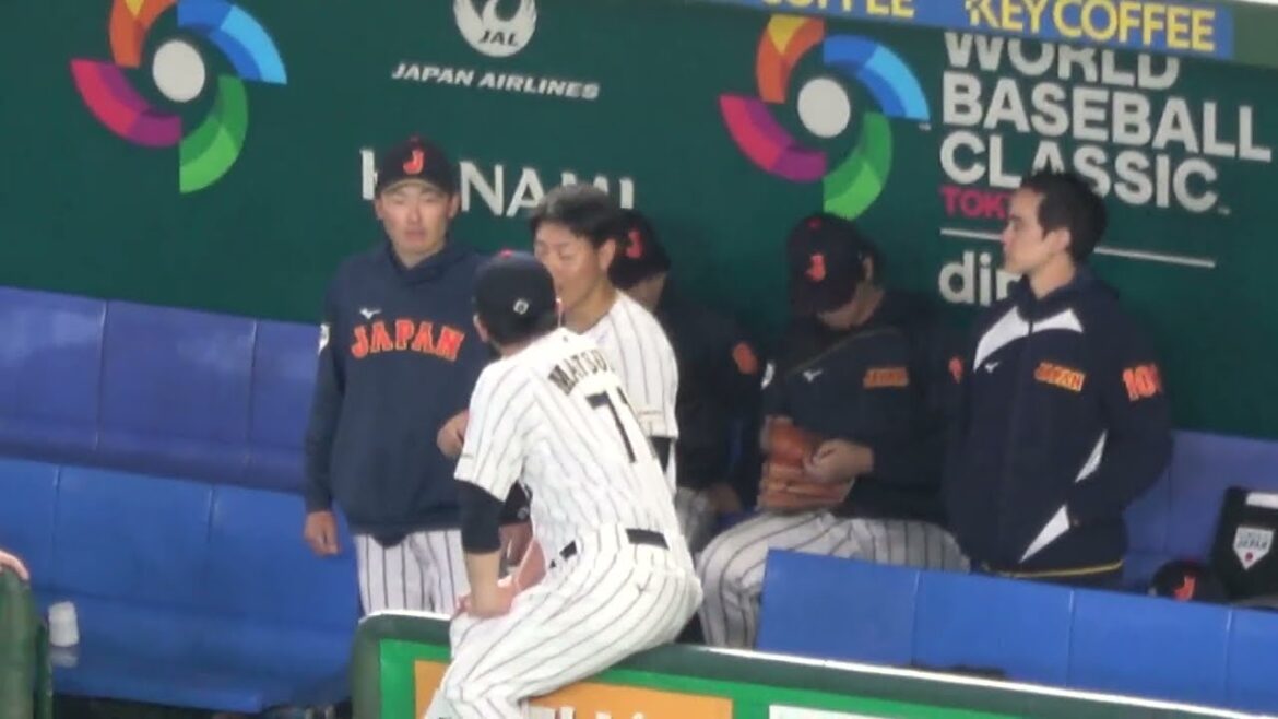 [Shohei Otani]who did not participate, adjusts his glove laces on the bench.[Kensuke Kondo]senior does it for him on the way. Local video[WBC2026]