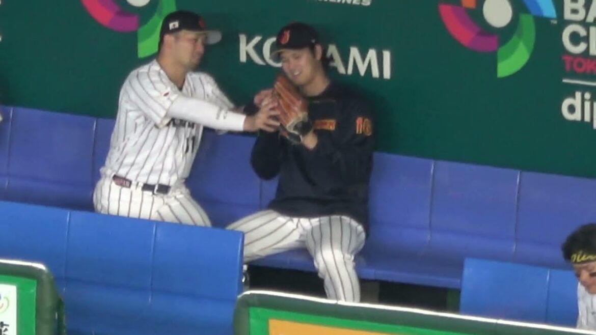[Shohei Otani]talks with[Seiya Suzuki]about how to use gloves⁉ Local video[WBC2026]
