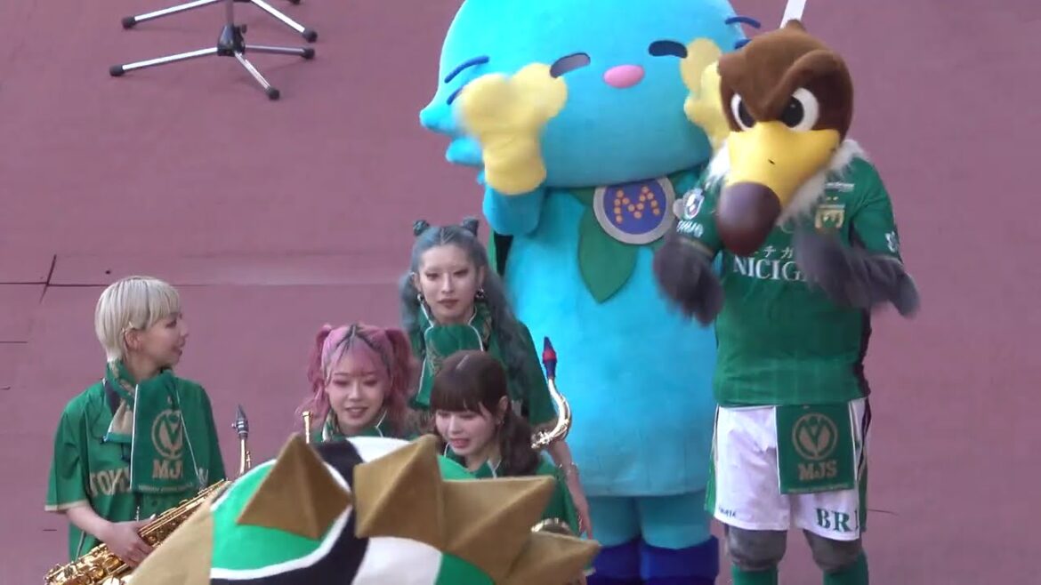 Verdy vs Reds halftime show! The National Stadium is filled with excitement as the girls brass rock group "MOS" performs!