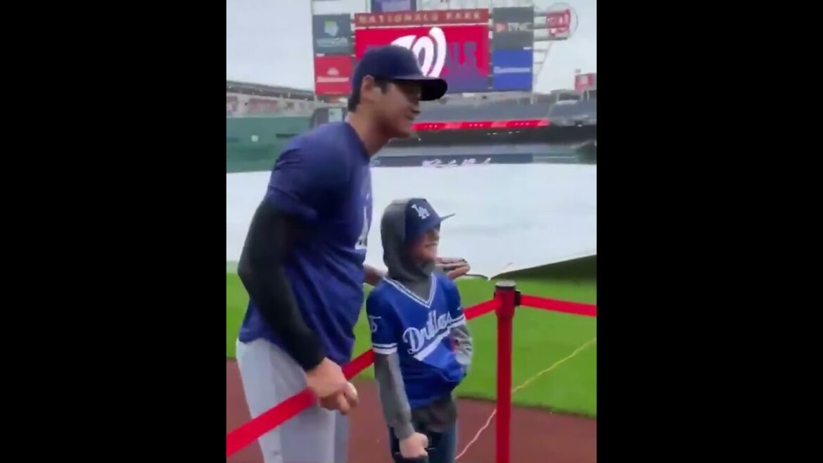 Shohei #Ohtani thanks fan in the RAIN! ☔️ ⚾️