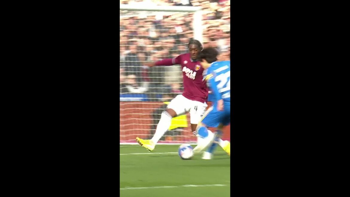 Superb footwork and finish for Ao Tanaka goal!