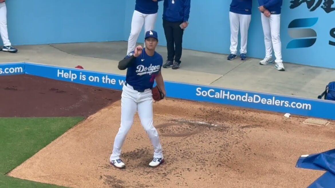Local breaking news!! ️Shohei Otani entered the bullpen before the match against the Mets. He seemed to be constantly concerned about his feet. I'm also curious about this. #dodgers shoheiohtani #bulpen