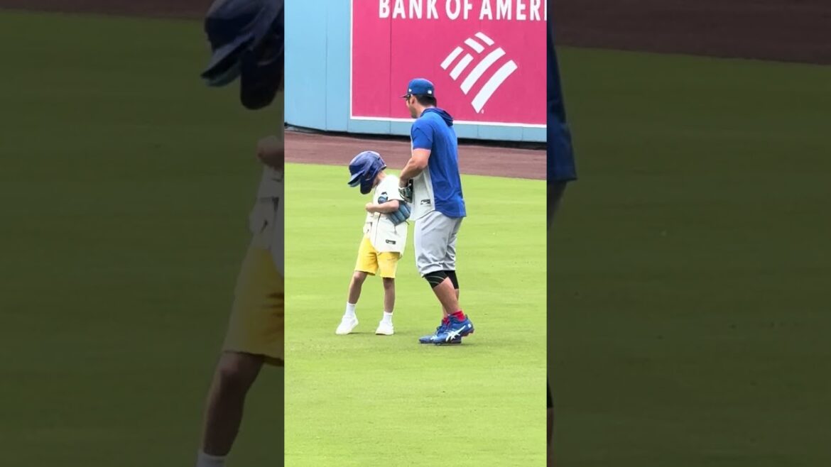 [Seiya Suzuki and little boy💙]Pre-game practice![No. 1 DH Shohei Ohtani]Dodgers vs. Chicago Cubs @Dodger Stadium 4/25/26 #Shohei Ohtani #ohtani #dodgers