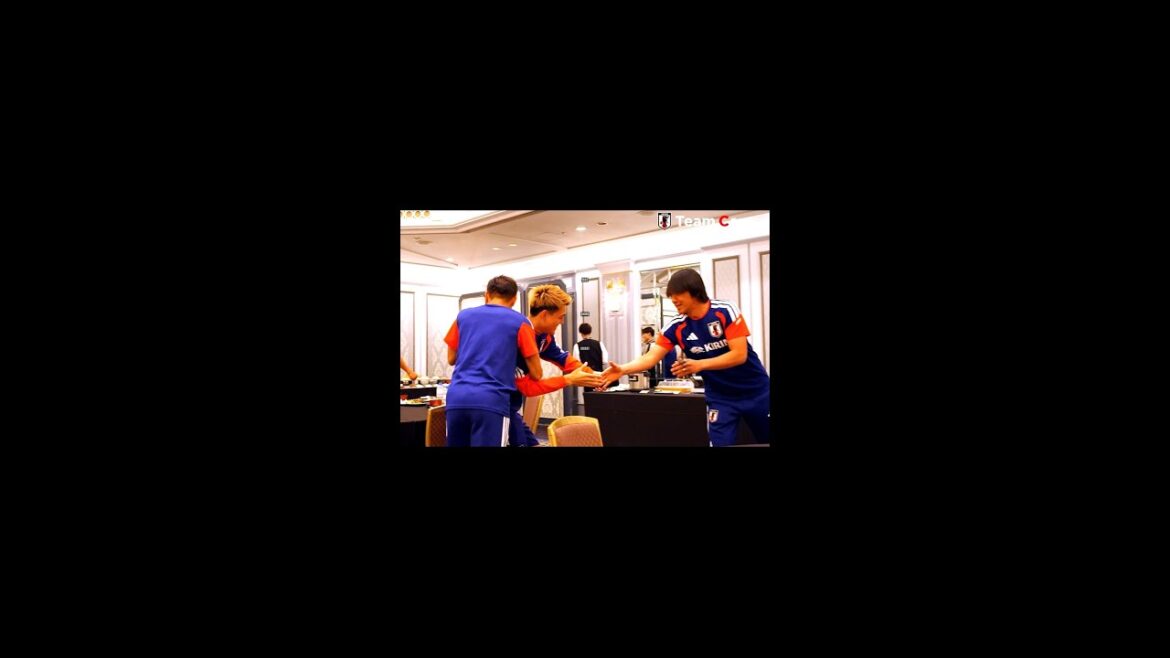 Ritsu Doan shakes off Nagatomo’s hug and shakes hands with Shunsuke Nakamura! Laughter wacha wacha Ritsu Doan shakes off Nagatomo's hug and shakes hands with Shunsuke Nakamura! Laughter wacha wacha