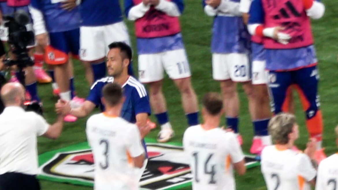 Players and managers from the opposing team, Iceland, also participate in the parade when Maya Yoshida is substituted. Maya Yoshida is in tears on the bench. Local footage