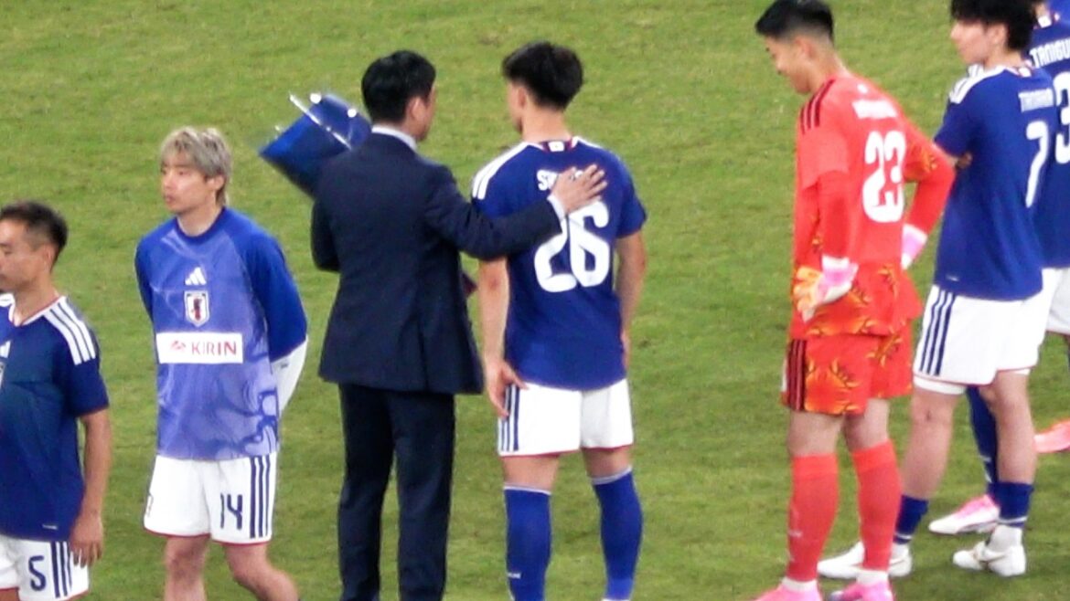 Before the 2026 World Cup, Coach Moriyasu runs up to[Kento Shiogai]after the farewell ceremony + Iceland coach and Maya Yoshida goes to thank the players again Local footage