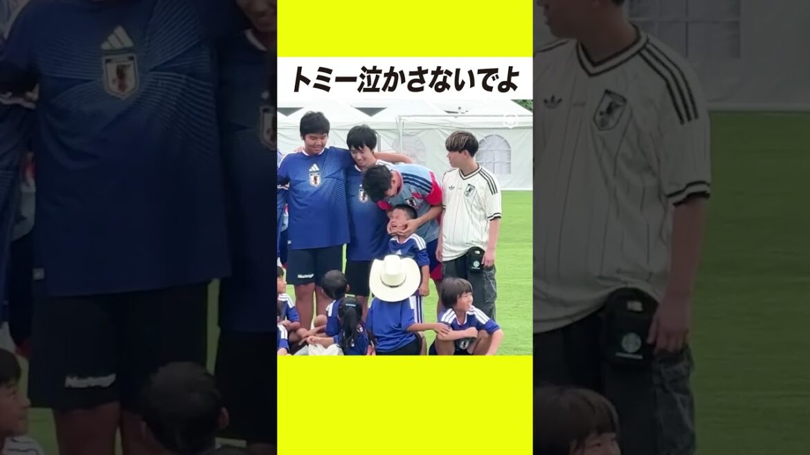 Takehiro Tomiyasu comforts a child who cried during a photo shoot😭 Takehiro Tomiyasu comforts a child who cried during a photo shoot😭