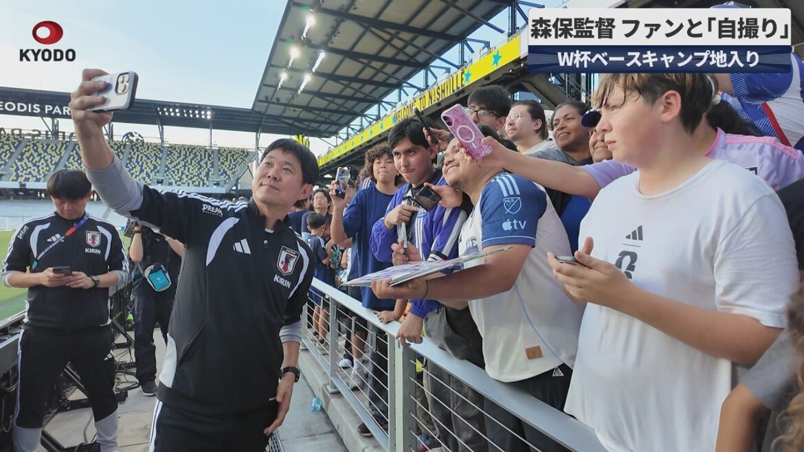 [Breaking News]Director Moriyasu takes selfie with fans at World Cup base camp