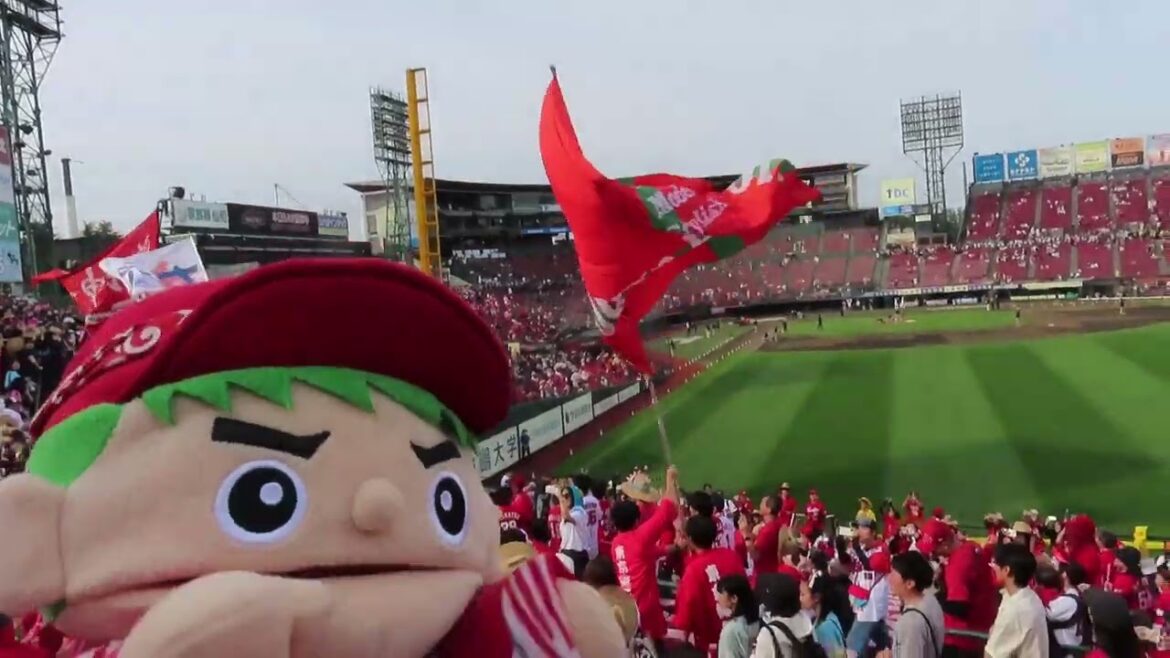 Kenta Maeda calls from a Carp fan in the right field❗