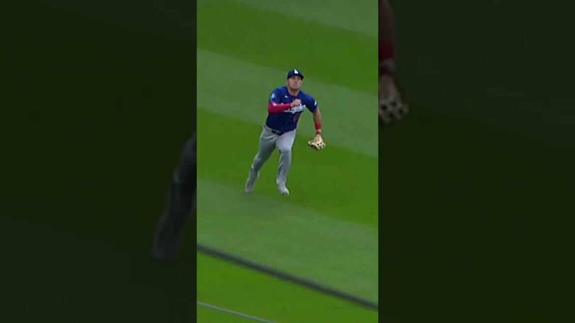Shohei Ohtani was amused by Ryan Ward's sliding grab 😄