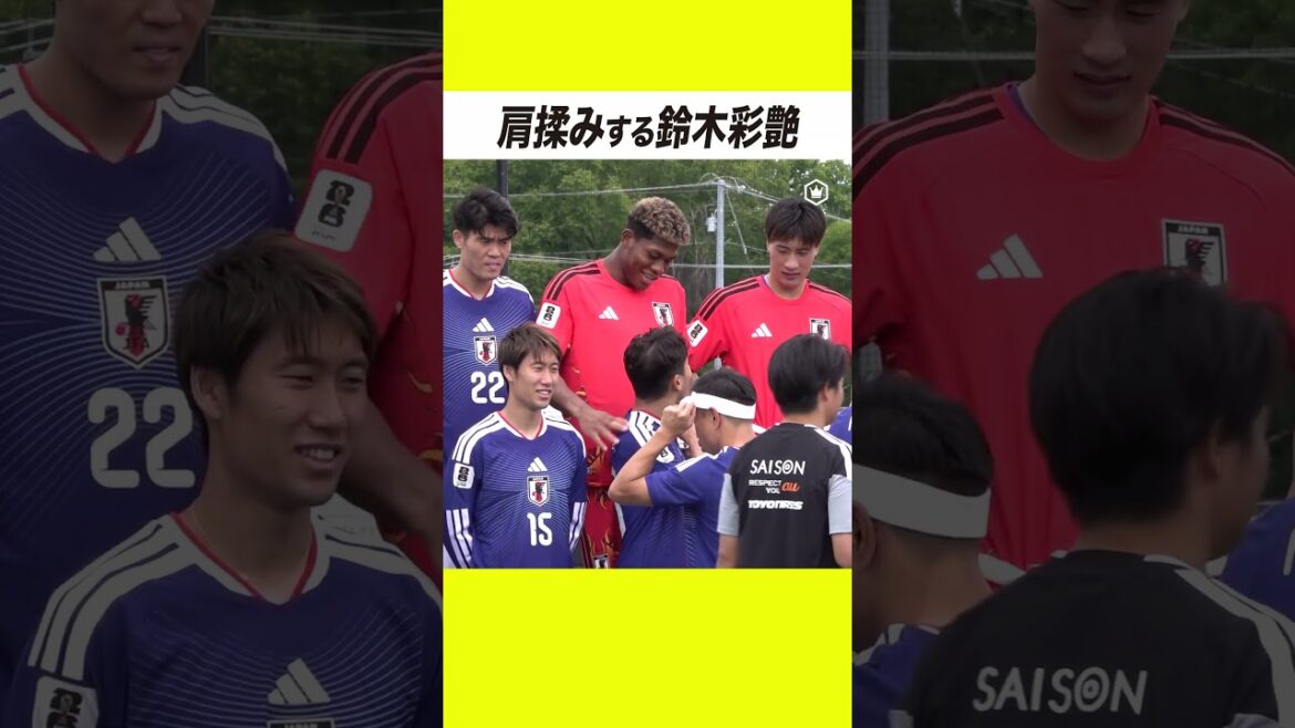 Ayane Suzuki massaging her shoulders🧤