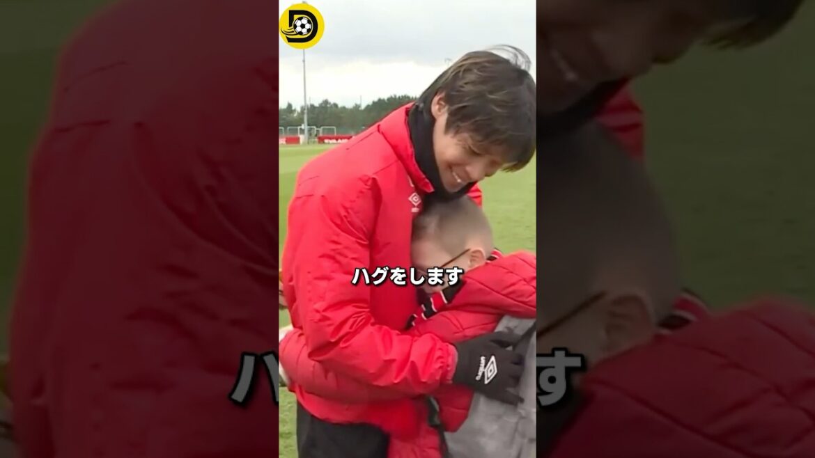 A moving scene in which Junya Ito presents spikes to a boy who is a fan #Soccer #Sports #Japan National Soccer Team #Touching