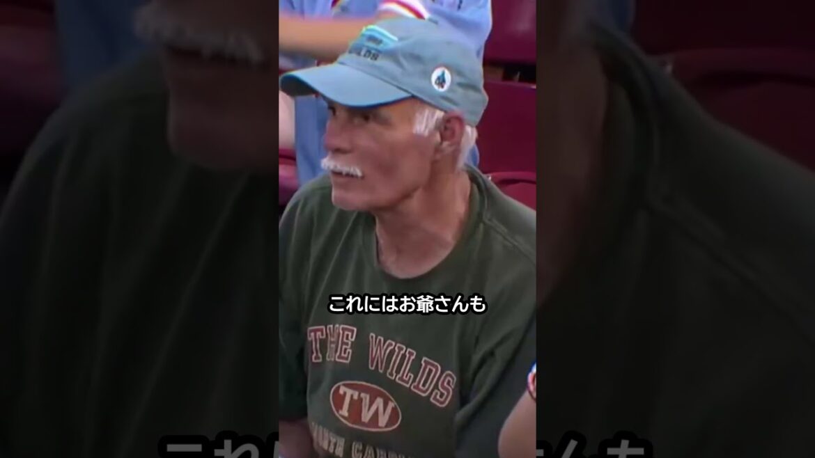 Seiya Suzuki catches the fly ball, but an old man in the audience touches it, so it's called a foul! #Baseball #mlb #Seiya Suzuki