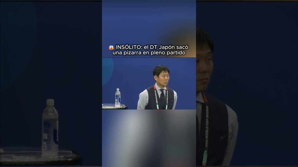 😱 UNUSUAL: Japan’s coach took out a blackboard in the middle of the game 😱 UNUSUAL: Japan's coach took out a blackboard in the middle of the game