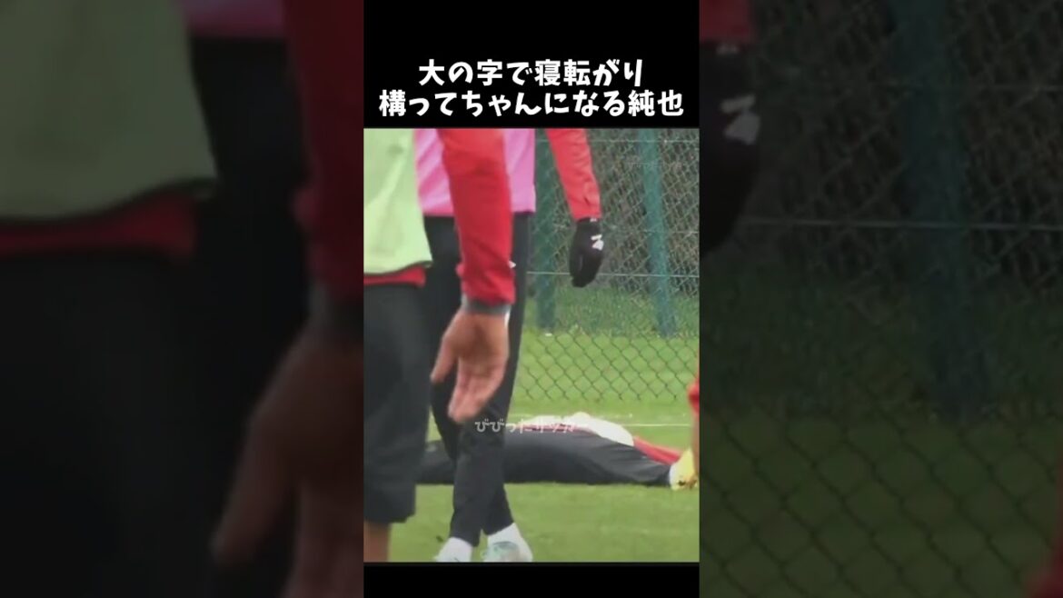 Junya spreads out and looks good #Junya Ito #Japan National Soccer Team #shorts